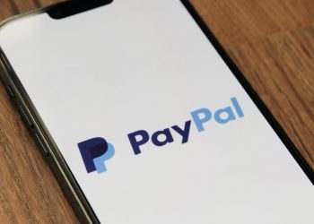 Das PayPal-Logo auf dem Display eines Smartphones