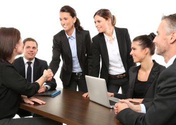 Vom Entwurf bis zur Ausführung: Ihr Weg zu personalisierten Teamjacken